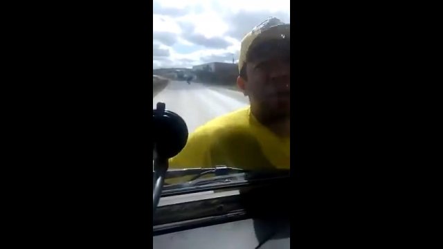 Zwolennik polityka Jair Bolsonaro chwyta ciężarówkę, aby ją zatrzymać