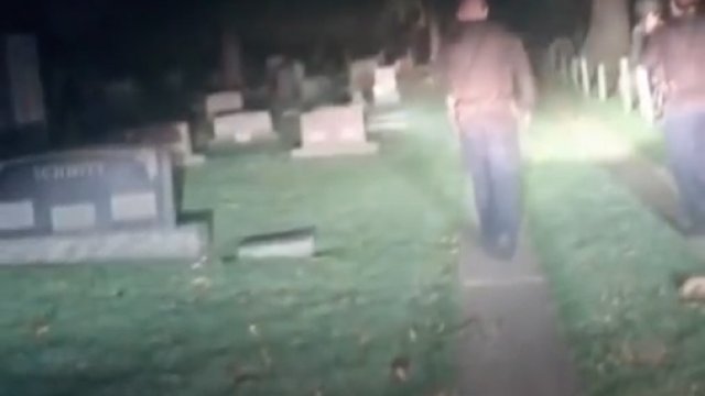 Dzielna policja patroluje teren cmentarza w nocy