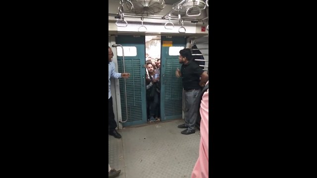 Wielki chaos! Tak wyglądają "automatyczne" drzwi w pociągach w Mumbaju [WIDEO]