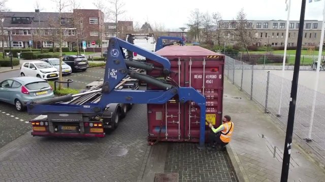 Jak załadować kontener na ciężarówkę [WIDEO]