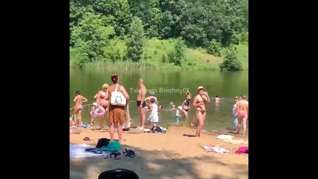 Rosjanie wypoczywali na plaży. Nie przeszkadzał im topielec wyłowiony z bagna [WIDEO]