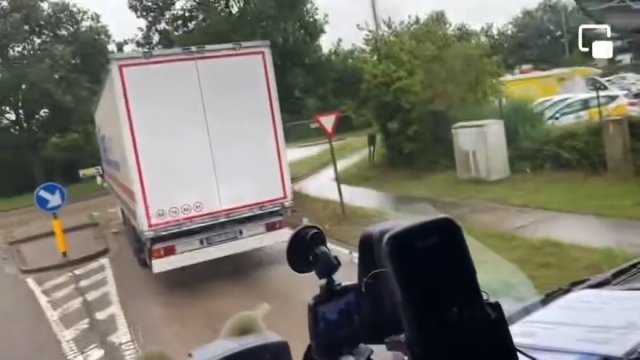 Kierowca ciężarówki zapomniał o czymś na rondzie