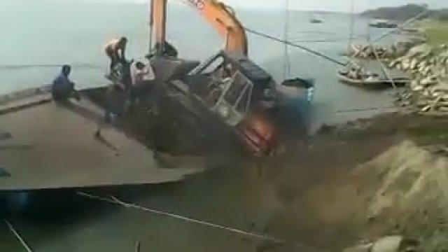 Robotnicy chcieli przetransportować koparkę statkiem