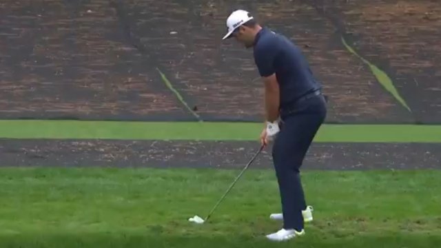 Golfista odbija piłkę od stawu, aby uzyskać najbardziej szalony dołek w historii