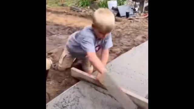 Ojciec uczy swoje dziecko budowania i samodzielności [WIDEO]