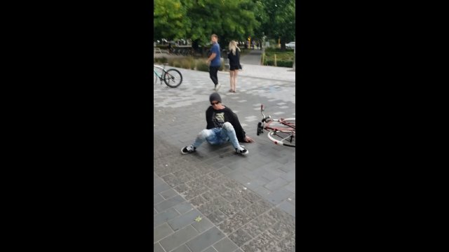 Mężczyzna spadł z roweru po tym, jak próbował rozjechać pieszych w Christchurch