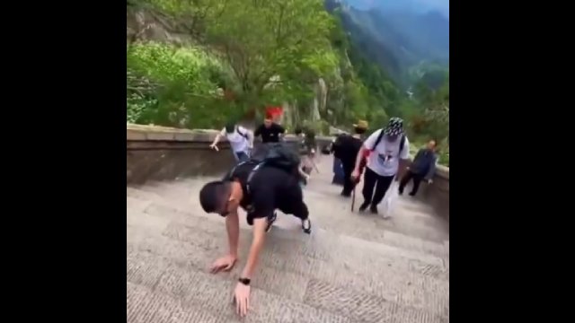 Tak czują się ludzie po wspinaczce po schodach na górę Taishan w Chinach [WIDEO]