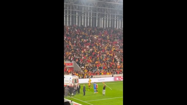 Kibic uderzył bramkarza… chorągiewką! Skandal w meczu ligi tureckiej