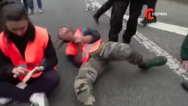 Ekolodzy w Paryżu przykleili się do nagrzanego asfaltu