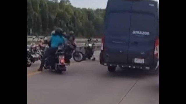 Kurier Amazona ma dość motocyklistów blokujących autostradę [WIDEO]