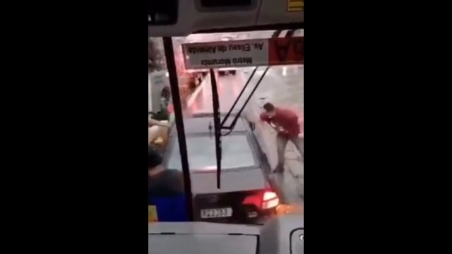 Próbował zablokować autobus. Rozwścieczeni pasażerowie wybili mu to z głowy
