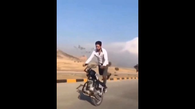 Mężczyzna wykonywał akrobacje stojąc na motocyklu. Oto, co stało się później