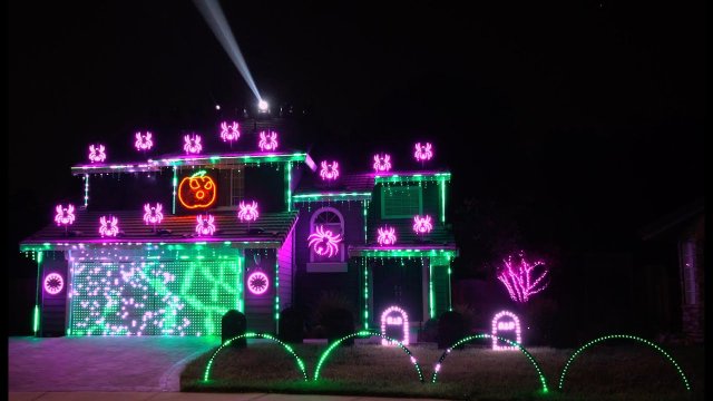 Epicko przystrojony dom na Halloween