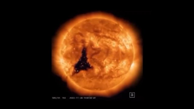 Olbrzymia "dziura" w Słońcu. Wiatr dmucha z niej prosto w Ziemię