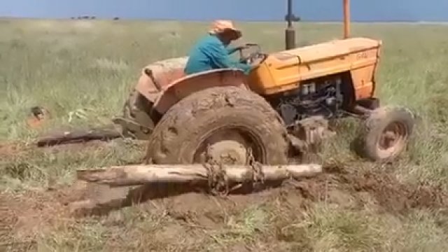 Sprytny sposób na wyciągnięcie traktora