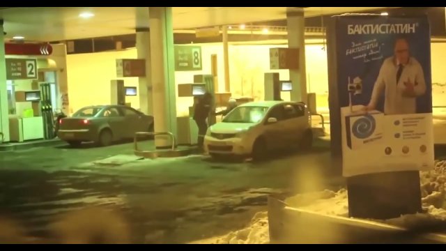 Kobieta myła przednią szybę benzyną z dystrybutora [WIDEO]