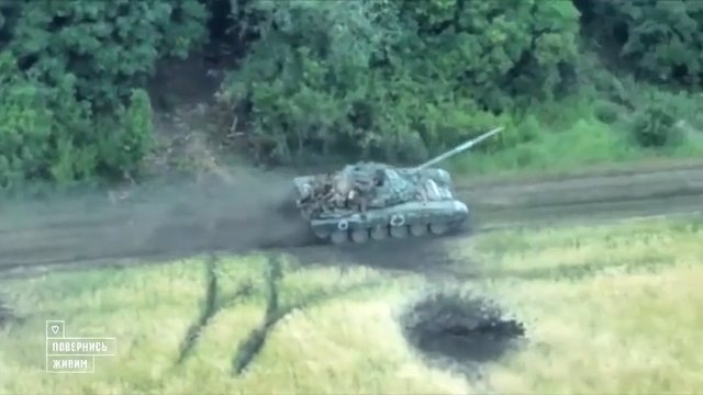 Armia ukraińska zniszczyła kolumnę rosyjskich czołgów. Ostatni z nich próbował uciec