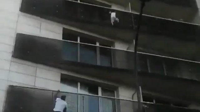 Mężczyzna wspinał się po budynku, aby uratować zwisające na balkonie dziecko