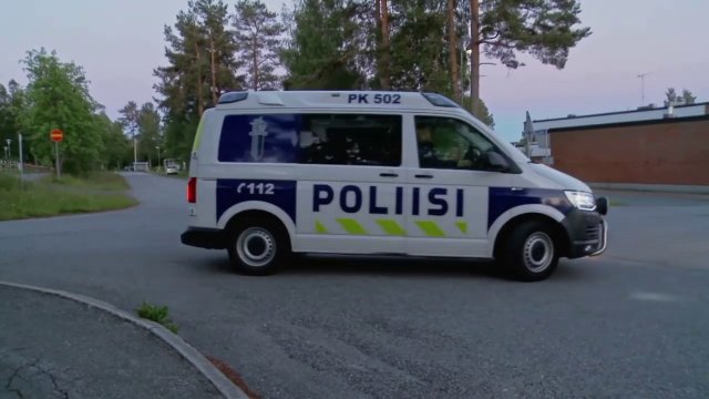Fińska policja kontra typ z gołym tyłkiem wracający z imprezy