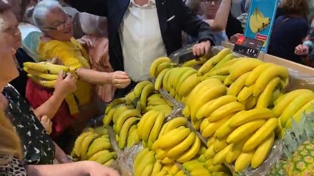 Chytra baba z Łomży. Walka o banany na otwarcie sklepu