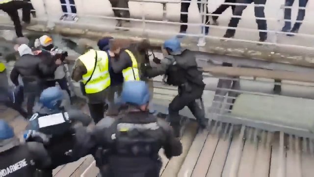 Policjanci we Francji próbowali przegonić protestujących. Pech chciał, ze natrafili na boksera
