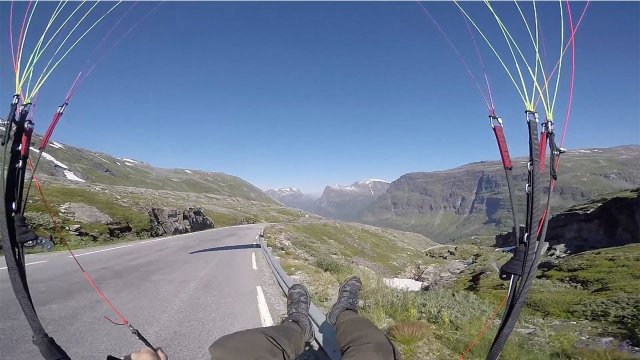 Paralotniarz zalicza twarde lądowanie