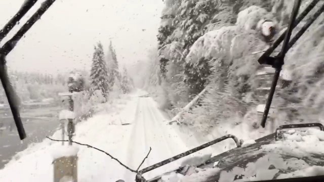 Jazda pociągiem po zaśnieżonym torowisku i po powalonych drzewach