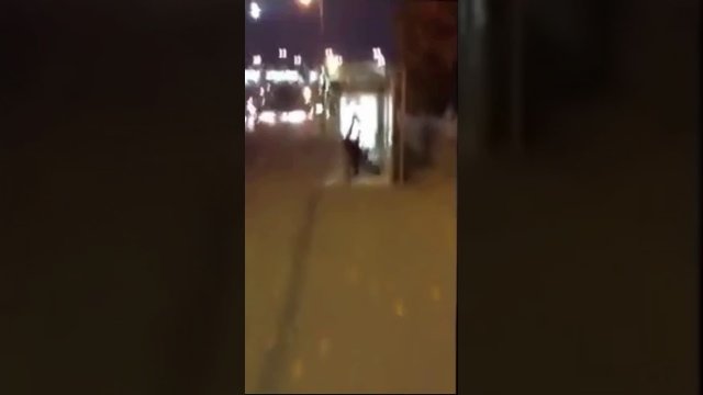Idiotka wbiega w szkło na przystanku autobusowym