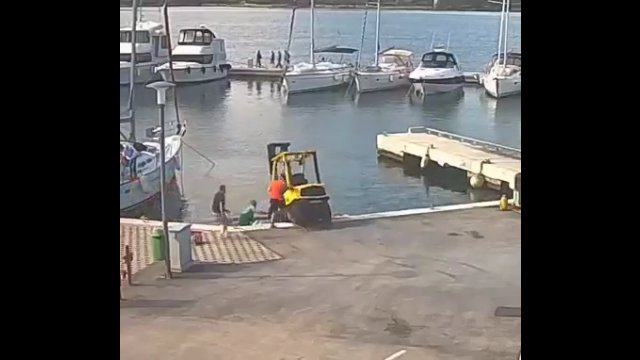 Próbowali widlakiem wyłowić łódkę. Szef będzie na nich wściekły! [VIDEO]