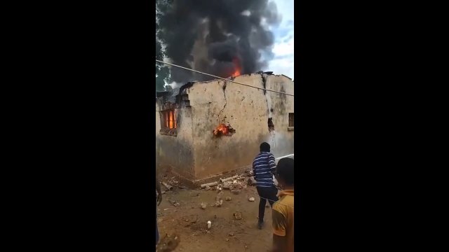Nietypowa próba ugaszenia pożaru w Afryce