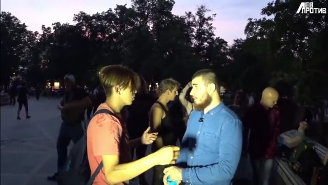 Rosyjski youtuber wdaje się w bójkę z pijanym dzieciakiem na ulicy