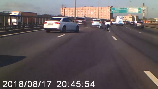 Samochód osłania motocyklistę, który przewrócił się na autostradzie
