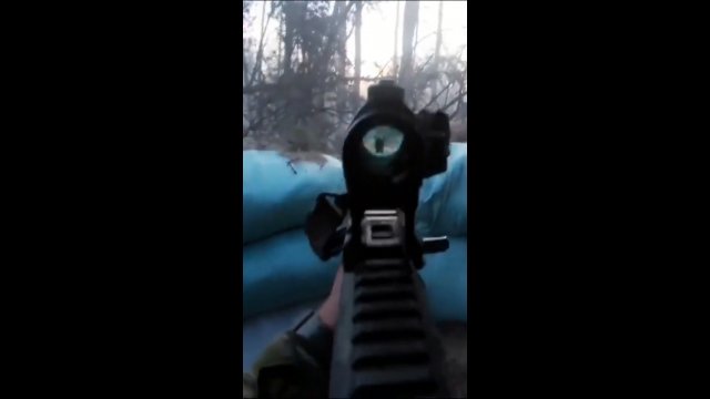 Ukraiński żołnierz broni swojej pozycji w lesie Kreminna przed rosyjskim atakiem