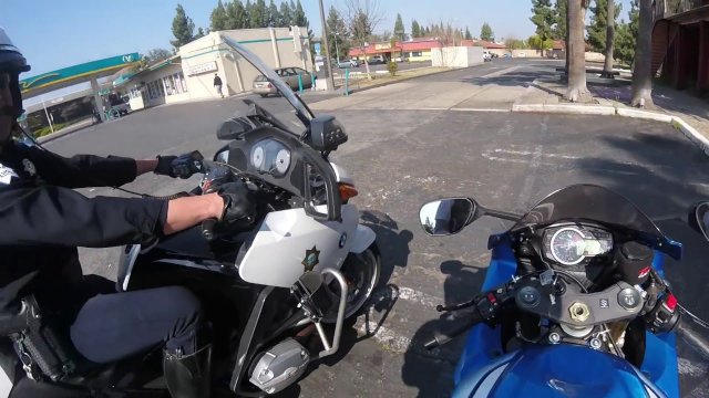 Reakcja policjanta na złapanie przekraczającego prędkość motocyklistę - USA