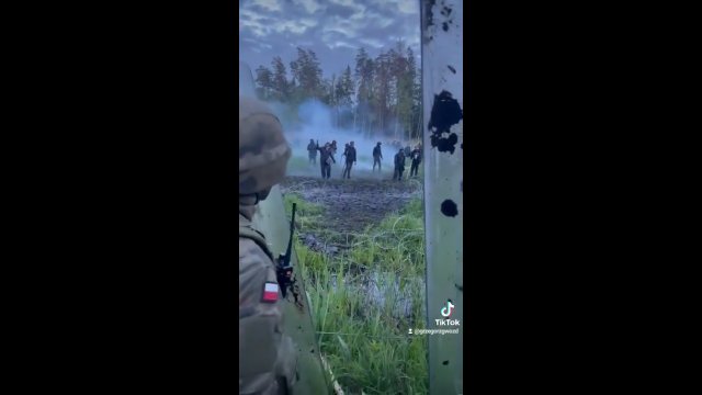 Polscy żołnierze na granicy vs. agresywni migranci. "F*ck you!" [WIDEO]