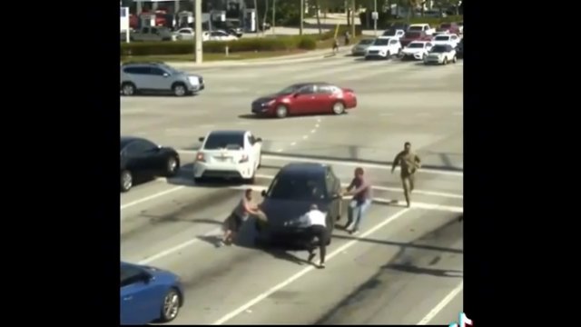 Ludzie pomagają zatrzymać auto z nieprzytomnym kierowcą [WIDEO]
