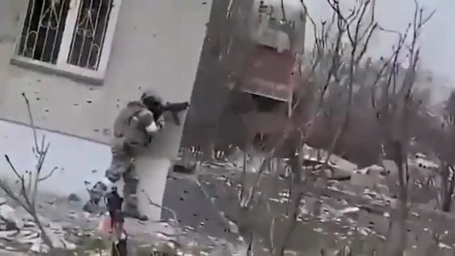 Oddziały Kadyrowa dzielnie walczą z pustym budynkiem