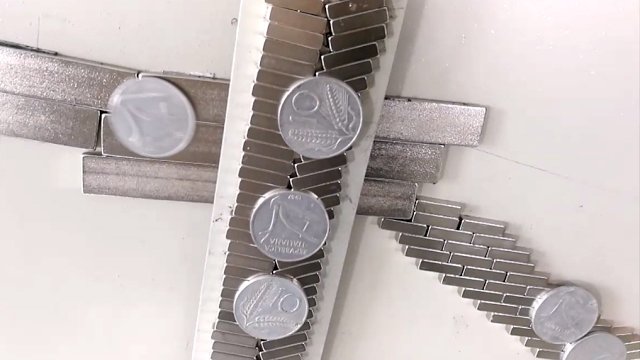 Zabawa aluminiowymi monetami i magnesami neodymowymi