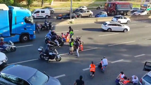 Aktywiści klimatyczni wyniesieni z drogi przez wściekłych kierowców, Portugalia [WIDEO]