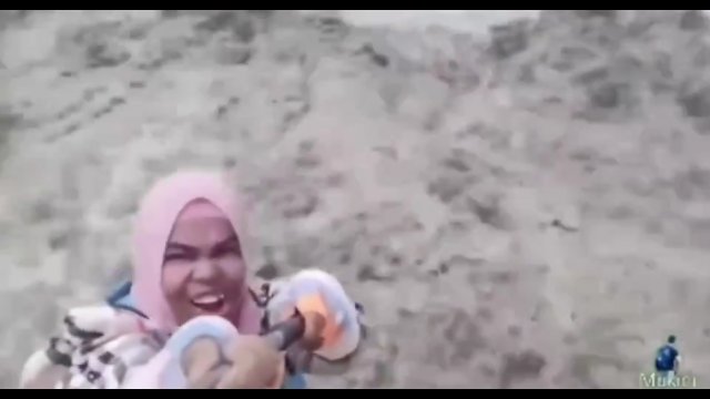 Kobieta robiła sobie selfie podczas nadchodzącego tsunami… [WIDEO]