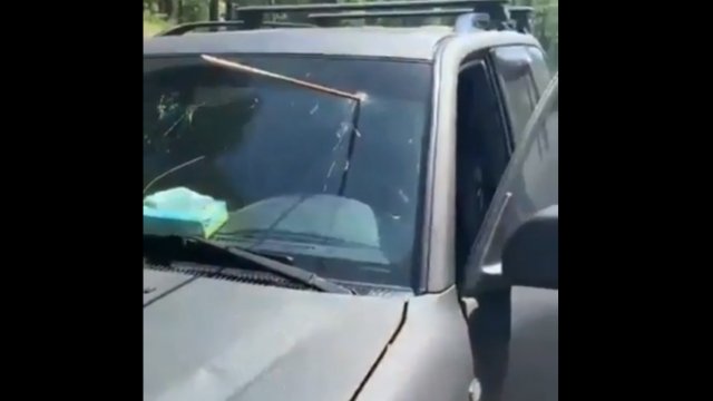 Kawałek metalu przebił szybę w samochodzie na wylot