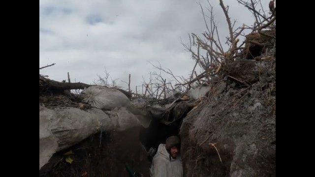 Dodatkowy materiał filmowy z okopu bronionego przez ukraińskiego żołnierza