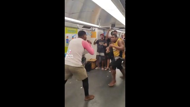 Brazylijskie metro zamieniło się w ring. Pasażerowie tylko się przyglądali [WIDEO]