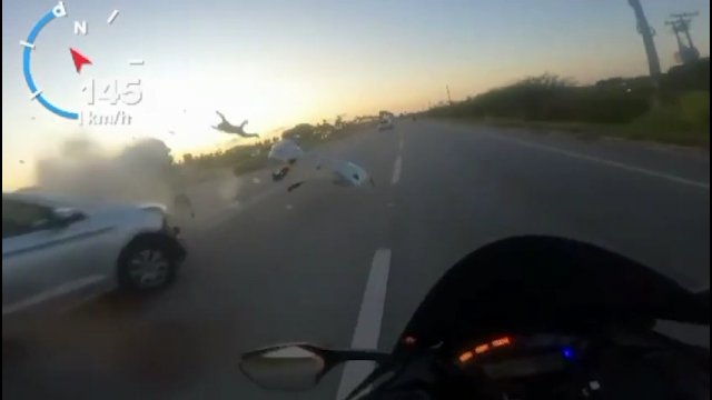 Motocyklista z dużą prędkością uderzył w bok auta. Przeleciał dobre kilkadziesiąt metrów!