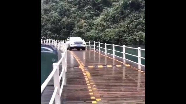 Ruchomy most dla samochodów na rzece