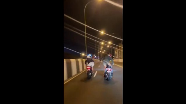 Dwóch facetów wygłupiało się podczas jazdy na skuterze. Po chwili się rozbili
