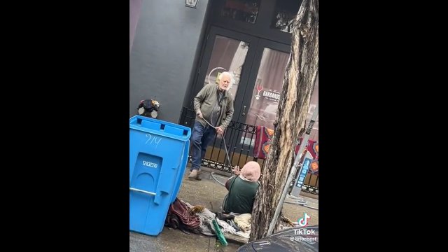 Właściciel Galerii Sztuki w San Francisco próbuje przepędzić bezdomną kobietę