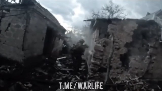 Ukraińscy spadochroniarze przeszukują zniszczone domy w Maryince w obwodzie donieckim
