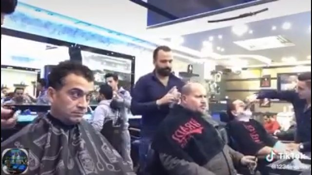 Kichanie w zakładzie fryzjerskim nie spodobało się jednemu z klientów
