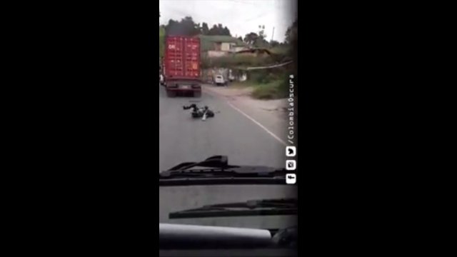 Mężczyzna spał na naczepie jadącej ciężarówki. W pewnym momencie wylądował na drodze